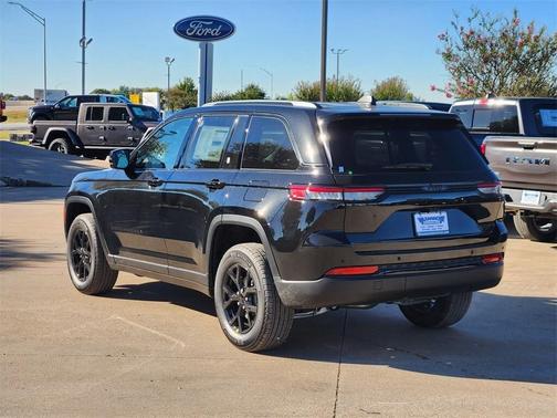 2025 Jeep Grand Cherokee Laredo