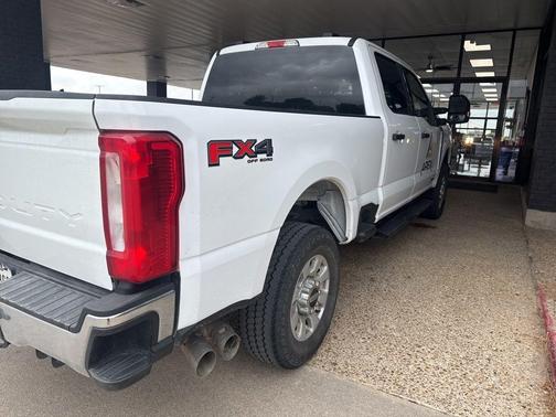 Oxford White 2024 Ford F-250 XLT