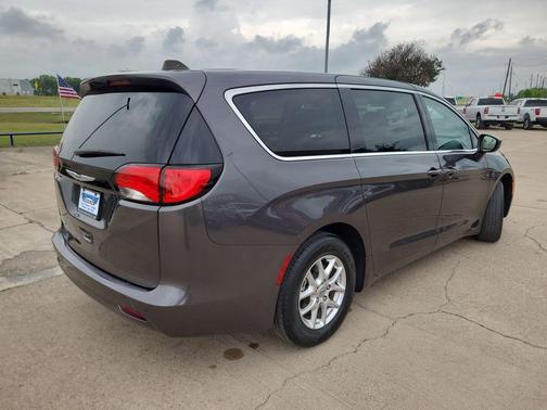 Granite Crystal Clearcoat Metallic 2023 Chrysler Voyager LX
