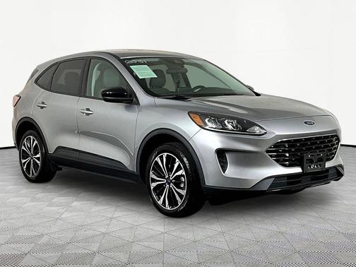 ICONIC SILVER 2021 Ford Escape SE