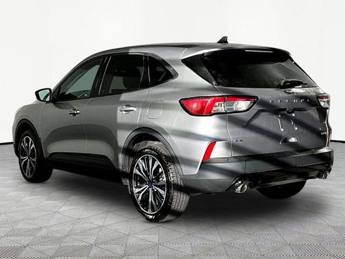 ICONIC SILVER 2021 Ford Escape SE