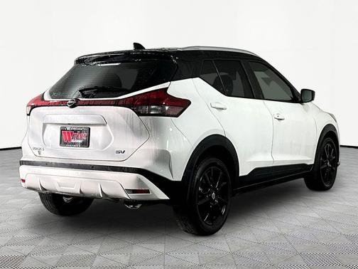 Aspen White Tricoat/Super Black 2023 Nissan Kicks SV
