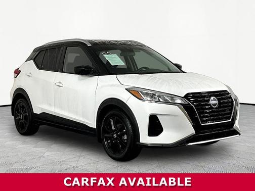 Aspen White Tricoat/Super Black 2023 Nissan Kicks SV