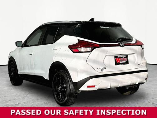 Aspen White Tricoat/Super Black 2023 Nissan Kicks SV