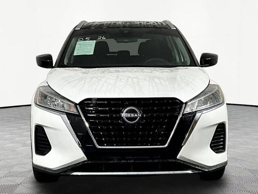Aspen White Tricoat/Super Black 2023 Nissan Kicks SV
