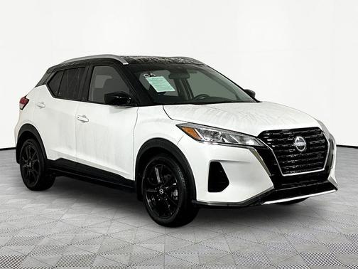 Aspen White Tricoat/Super Black 2023 Nissan Kicks SV
