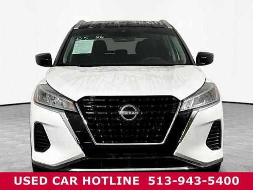 Aspen White Tricoat/Super Black 2023 Nissan Kicks SV