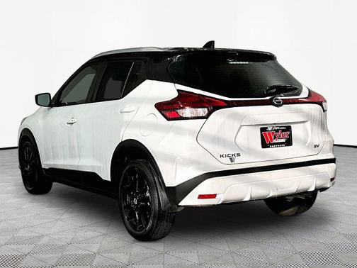 Aspen White Tricoat/Super Black 2023 Nissan Kicks SV