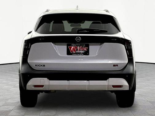 Aspen White Tricoat 2025 Nissan Kicks SR
