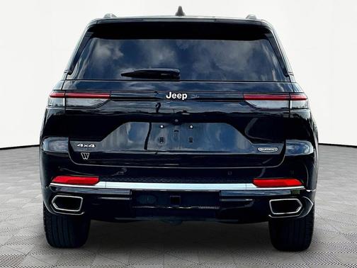 Diamond Black Crystal Pearlcoat 2022 Jeep Grand Cherokee Summit