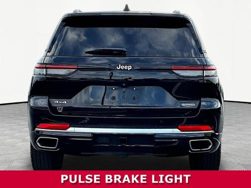 Diamond Black Crystal Pearlcoat 2022 Jeep Grand Cherokee Summit