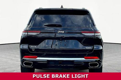 Diamond Black Crystal Pearlcoat 2022 Jeep Grand Cherokee Summit