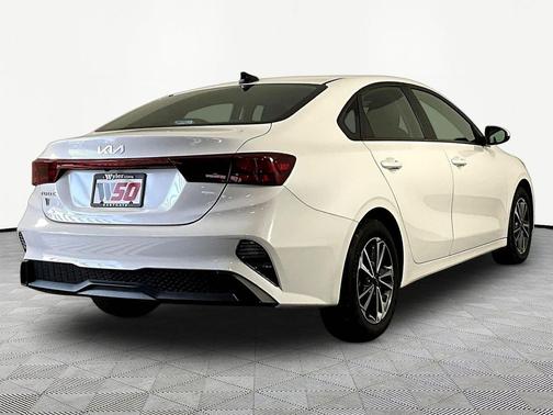 Snow White Pearl 2024 Kia Forte LXS