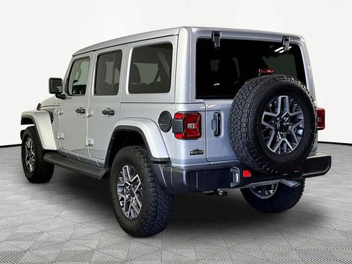 Silver Zynith Clearcoat 2024 Jeep Wrangler 4-Door Sahara 4x4