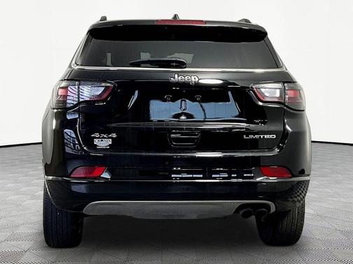 Diamond Black Crystal Pearlcoat 2022 Jeep Compass Limited