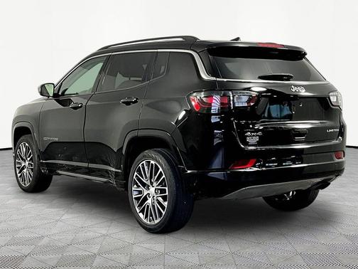 Diamond Black Crystal Pearlcoat 2022 Jeep Compass Limited
