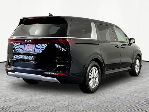 Aurora Black 2022 Kia Carnival LXS