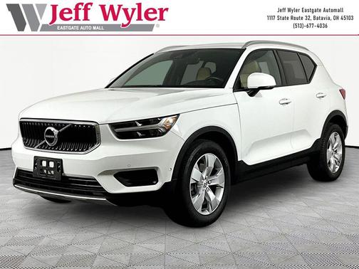Ice White 2019 Volvo XC40 T5 Momentum
