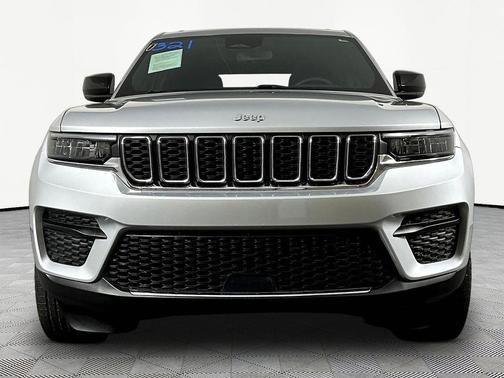 Silver Zynith 2024 Jeep Grand Cherokee Laredo