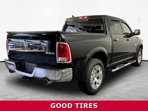 Brilliant Black Crystal Pearlcoat 2018 RAM 1500 Laramie