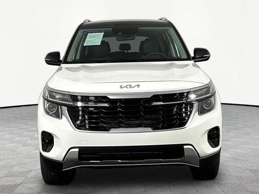 Clear White/Black Roof 2024 Kia Seltos S