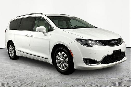 Bright White Clearcoat 2018 Chrysler Pacifica Touring-L Plus