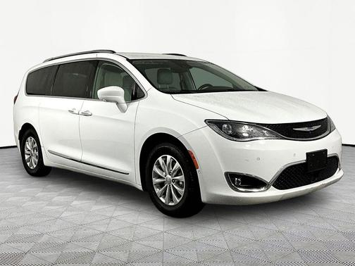 Bright White Clearcoat 2018 Chrysler Pacifica Touring-L Plus
