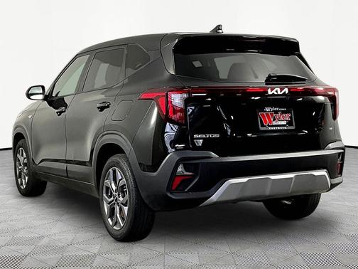 Fusion Black 2024 Kia Seltos LX