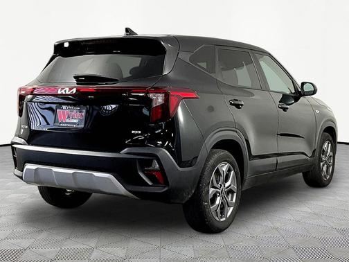 Fusion Black 2024 Kia Seltos LX