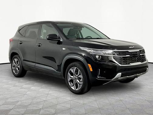 Fusion Black 2024 Kia Seltos LX