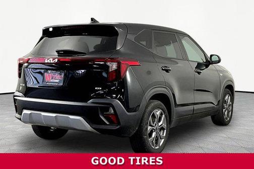 Fusion Black 2024 Kia Seltos LX
