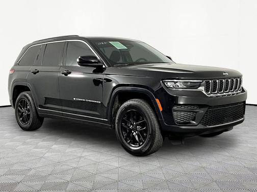 Diamond Black Crystal Pearlcoat 2024 Jeep Grand Cherokee Laredo