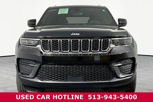 Diamond Black Crystal Pearlcoat 2024 Jeep Grand Cherokee Laredo