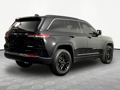 Diamond Black Crystal Pearlcoat 2024 Jeep Grand Cherokee Laredo