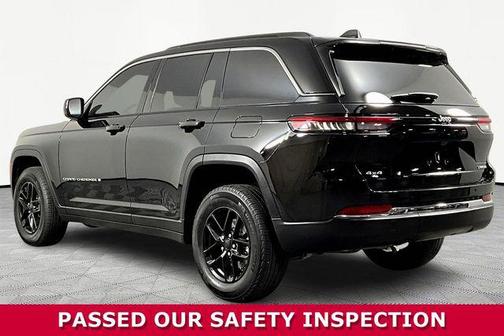 Diamond Black Crystal Pearlcoat 2024 Jeep Grand Cherokee Laredo
