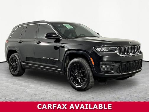 Diamond Black Crystal Pearlcoat 2024 Jeep Grand Cherokee Laredo