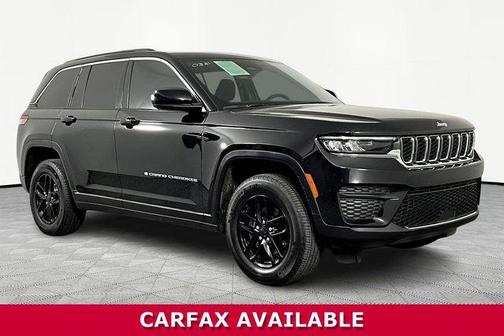 Diamond Black Crystal Pearlcoat 2024 Jeep Grand Cherokee Laredo