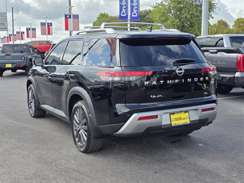 2024 Nissan Pathfinder SL