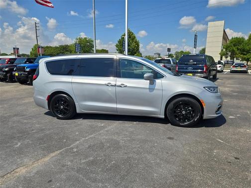 2022 Chrysler Pacifica Touring-L