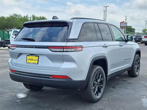 2025 Jeep Grand Cherokee Laredo