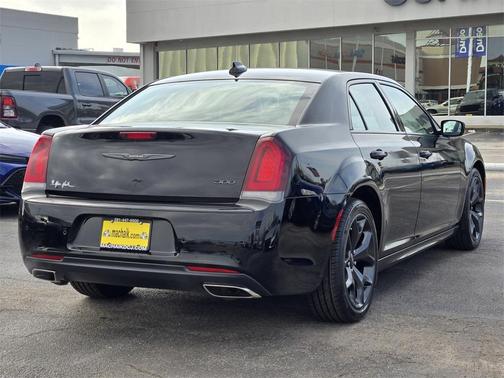 2023 Chrysler 300 Touring L