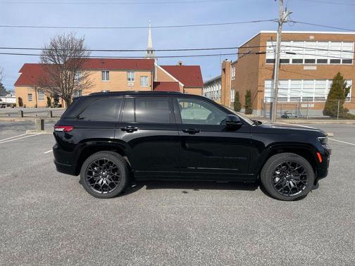 Diamond Black Crystal Pearlcoat 2023 Jeep Grand Cherokee 4xe Summit