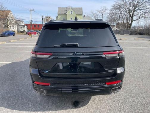 Diamond Black Crystal Pearlcoat 2023 Jeep Grand Cherokee 4xe Summit