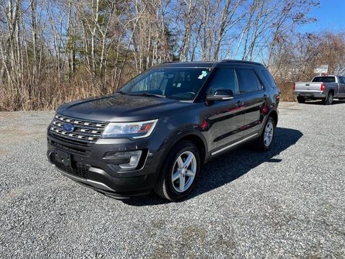 Photo 2 of 29 of 2017 Ford Explorer XLT