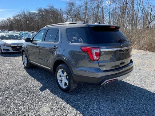 Photo 5 of 29 of 2017 Ford Explorer XLT