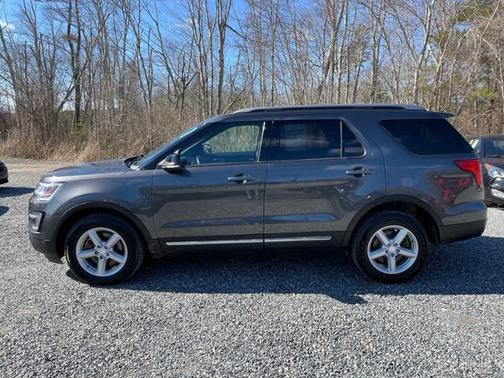 Photo 4 of 29 of 2017 Ford Explorer XLT