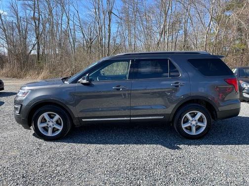 Photo 4 of 29 of 2017 Ford Explorer XLT