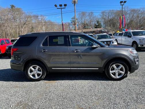 Photo 3 of 29 of 2017 Ford Explorer XLT