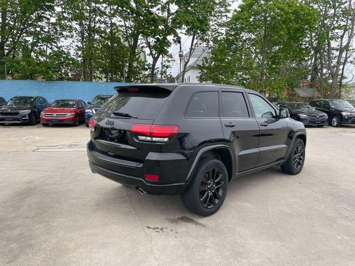 Diamond Black Crystal Pearlcoat 2017 Jeep Grand Cherokee Altitude