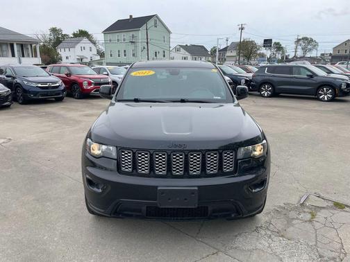Diamond Black Crystal Pearlcoat 2017 Jeep Grand Cherokee Altitude